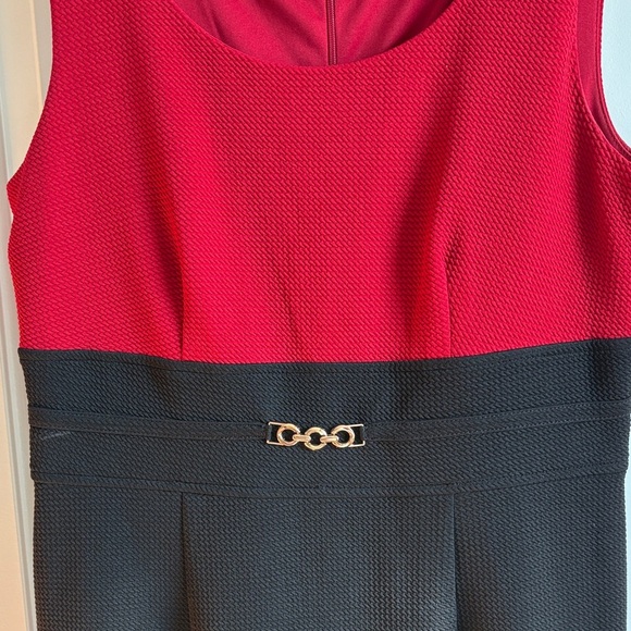 Elegant Red and Black Sleeveless Dress by Studio One New York - Picture 4 of 5